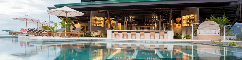 Hotel Three Sixty pool bar